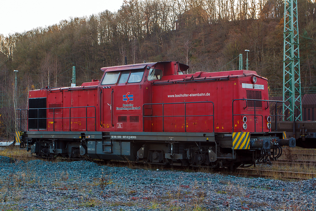 Die 203 007-0 (92 80 1203 007-0 D-BOEG) der BEG - Bocholter Eisenbahngesellschaft mbH (ex DR 110 718-4, ex DR 112 718-2, ex DB 202 718-3, ex 203 006-2), ist am 25.11.2012 in Betzdorf/Sieg abgestellt.

Die DR V 100.1 wurde im Oktober 1974 von LEW (VEB Lokomotivbau Elektrotechnische Werke „Hans Beimler“ Hennigsdorf) unter der Fabriknummer 14419 gebaut und als 110 718-4 an die DR ausgeliefert. Der Umbau in 112 718-2 erfolgte 1986 und 1994 wurde sie dann in DR 202 718-3 umgezeichnet und so auch 1994 in die DB übernommen. Die z-Stellung und Ausmusterung bei der DB erfolgte dann 1998 und ging ans Schienenfahrzeugzentrum Stendal der DB Regio AG.

Im SFZ - Schienenfahrzeugzentrum Stendal wurde sie dann 2002 unter der Fabriknummer 05-06-2002 rekonstruiert, dabei bekam sie einen neuen MTU Dieselmotor vom Typ 12V 4000 R10. Bis 2011 hatte sie dann mehre Eigentümer und Untervermietungsstationen, wobei sie 2007 die neue NVR-Nummer 92 80 1203 007-0 D-DPR bekam, aber noch die Betrieberbezeichnung 203 006-2 trug. Im April 2011 kam sie dann zur BEG - Bocholter Eisenbahngesellschaft mbH, wodurch sie die neue NVR-Nummer 92 80 1203 007-0 D-BOEG bekam, die BEG bezeichnet sie nun auch als 203 007-0. Im Jahr 2013 ging die Lok an die Oak Capital Locolease GmbH (ab 2016 European Wagon Lease Asset GmbH & Co. KGaA) und trägt nun die NVR-Nummer 92 80 1203 007-0 D-OCRM.

TECHNISCHE DATEN:
Hersteller: LEW Hans Beimler
EBA-Nummer ist EBA 01C23K 007.
Spurweite: 1.435 mm (Normalspur)
Achsformel: B'B'
Länge über Puffer: 14.320 mm
Drehzapfenabstand: 7.000 mm
Achsstand im Drehgestell: 2.300 mm
Raddurchmesser: 1.000 mm (neu)
Breite: 3.140 mm
Höchstgeschwindigkeit: 100 km/h 
Dienstgewicht: 64 t
Maximale Radsatzlast:17 t

Motordaten:
Motorhersteller: MTU Friedrichshafen
Motortyp: MTU 12V 4000 R10
Art: 90°-V12- Zylinder- Viertakt-Dieselmotor mit Common-Rail-Einspritzsystem, Abgasturbolader und Ladeluftkühlung
Nennleistung: 1.380 kW (1.876 PS)
Nenndrehzahl: 1.800 U/min
Hubraum: 48,7 Liter (Bohrung-Ø 165 x Hub 190 mm)

Leistungsübertragung: dieselhydraulisch
Anfahrzugkraft: 207 kN
Tankvolumen: 2.200 l
Funkfernsteuerung: Cattron Theimeg
Zugfunk: GSMR-Zugfunk
Zugsicherungseinrichtung: PZB 90 System I80R
Kleinste befahrbarer Gleisbogen: R 80 mm
