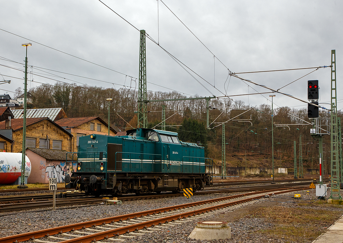 Die 203 147-4 (92 80 1203 147-4 D-EGOO) der e.g.o.o. Eisenbahngesellschaft Ostfriesland-Oldenburg mbH, ex DB 202 357-0, ex DR 112 357-9, ex DR 110 357-1, fährt am 22.02.2022 auf Tfzf (Triebfahrzeugfahrt) vom Rbf Betzdorf (Sieg) auf die Hellertalbahn in Richtung Haiger. Nochmals einen lieben Gruß an netten Lokführer zurück.

Die e.g.o.o. Eisenbahngesellschaft Ostfriesland-Oldenburg mbH, war ein ehemaliges Tochterunternehmen des deutschen Windenergieanlagen Herstellers ENERCON GmbH. Zum 1. Dezember 2020 hat die Hermann Bettels GmbH & Co. KG das Auricher Eisenbahnverkehrsunternehmen übernommen. 
 
Die Diesellok ein  DR V 100.1 wurde 1971 von LEW (VEB Lokomotivbau Elektrotechnische Werke „Hans Beimler“, Hennigsdorf) unter der Fabriknummer 12866 gebaut und als DR 110 357-1an die Deutsche Reichsbahn ausgeliefert. 1984 erfolgte bereits eine Remotorisierung und 1987 die Umzeichnung in DR 112 357-9. Zum 01.01.1992 erfolgte die Umzeichnung in DR 202 357-0 und zum 01.01.1994 dann DB AG. Die Ausmusterung bei der DB erfolgte 1999. Im Jahre 1999 ging sie an die SFZ - Schienenfahrzeugzentrum Stendal. Von der ALS - ALSTOM Lokomotiven Service GmbH in Stendal erfolgte dann 2002 der Umbau gemäß Umbaukonzept  BR 203.1  in die heutige 203 147-4. Im Jahr  2008  wurde sie an die e.g.o.o. Eisenbahngesellschaft Ostfriesland-Oldenburg mbH in Aurich  verkauft, wo sie erst als V 100 e.g.o.o. 001 Freya Fresena“ (92 80 1203 147-4 D-ECAU) geführt wurde. Nach der Umlackierung 2011 durch die ALS in Stendal erfolgte die Umzeichnung in 203 147-4 (92 80 1203 147-4 D-EGOO).


TECHNISCHE DATEN:
Spurweite: 1.435 mm (Normalspur)
Achsanordnung: B'B'
Länge über Puffer: 14.240mm
Radsatzabstand im Drehgestell: 2.300mm
Drehzapfenabstand: 7.000mm
Höhe über SO: 4.255mm
Dienstgewicht: 69 t

Motor: 12-Zylinder CATERPILLAR-Dieselmotor mit Direkteinspritzung, Abgasturbolader und Ladeluftkühlung, vom Typ CAT 3512 DI-TA
Motorleistung: 1.305 kW (1.774 PS)
Nenndrehzahl: 1.800 U/min
Hubraum: 51,8 Liter (Bohrung-Ø 170 x Hub 190 mm)
Motorgewicht: 6.537 kg

Getriebe: Voith Strömungsgetriebe GSR 30/5,7
Leistungsübertragung: dieselhydraulisch
Anfahrzugkraft: 207 kN
Höchstgeschwindigkeit: 100 km/h
Kleinste Dauerfahrgeschwindigkeit: 11,1 km/h
Kleinster befahrbarer Gleisbogenradius: 80m
