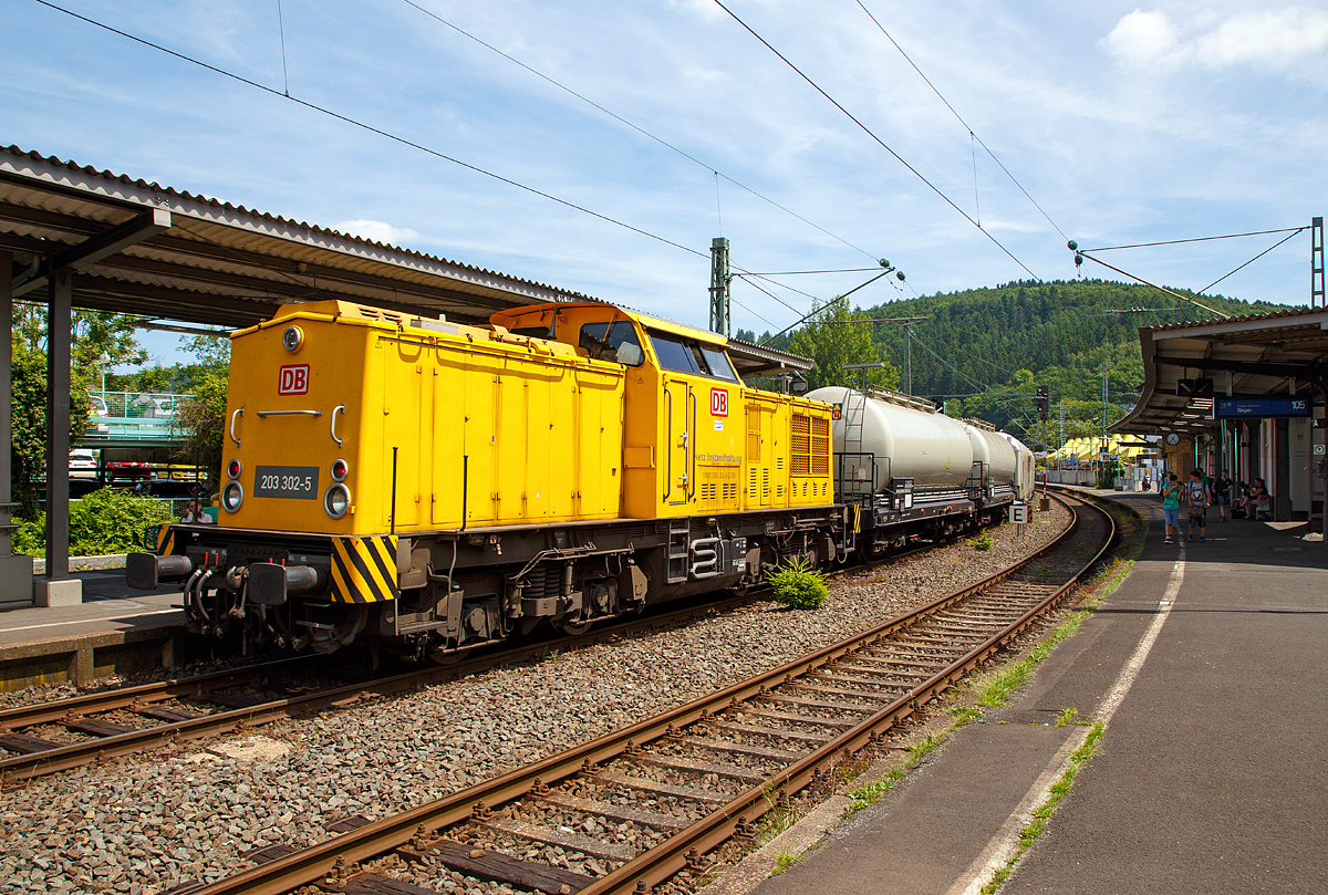 
Die 203 302-5 (92 80 1203 302-5 D-DB) der DB Netz AG, ex DR 202 555-9, ex DR 112 555-8, ex DR 110 555-0, schiebt nun am Endes des Zuges, am 10.06.2016 den Unkrautspritzzug der Bayer CropScience Deutschland GmbH vom Bahnhof Betzdorf (Sieg) wieder in Richtung Siegen. 

Vorne war 203 301-7 (92 80 1 203 301-7 D-DB) die Zuglok. 

Weitere Infos zu der 203 302-5 unter: http://hellertal.startbilder.de/bild/deutschland~dieselloks~br-203-umbau-dr-v-1001/361398/die-203-302-5-92-80-1203.html