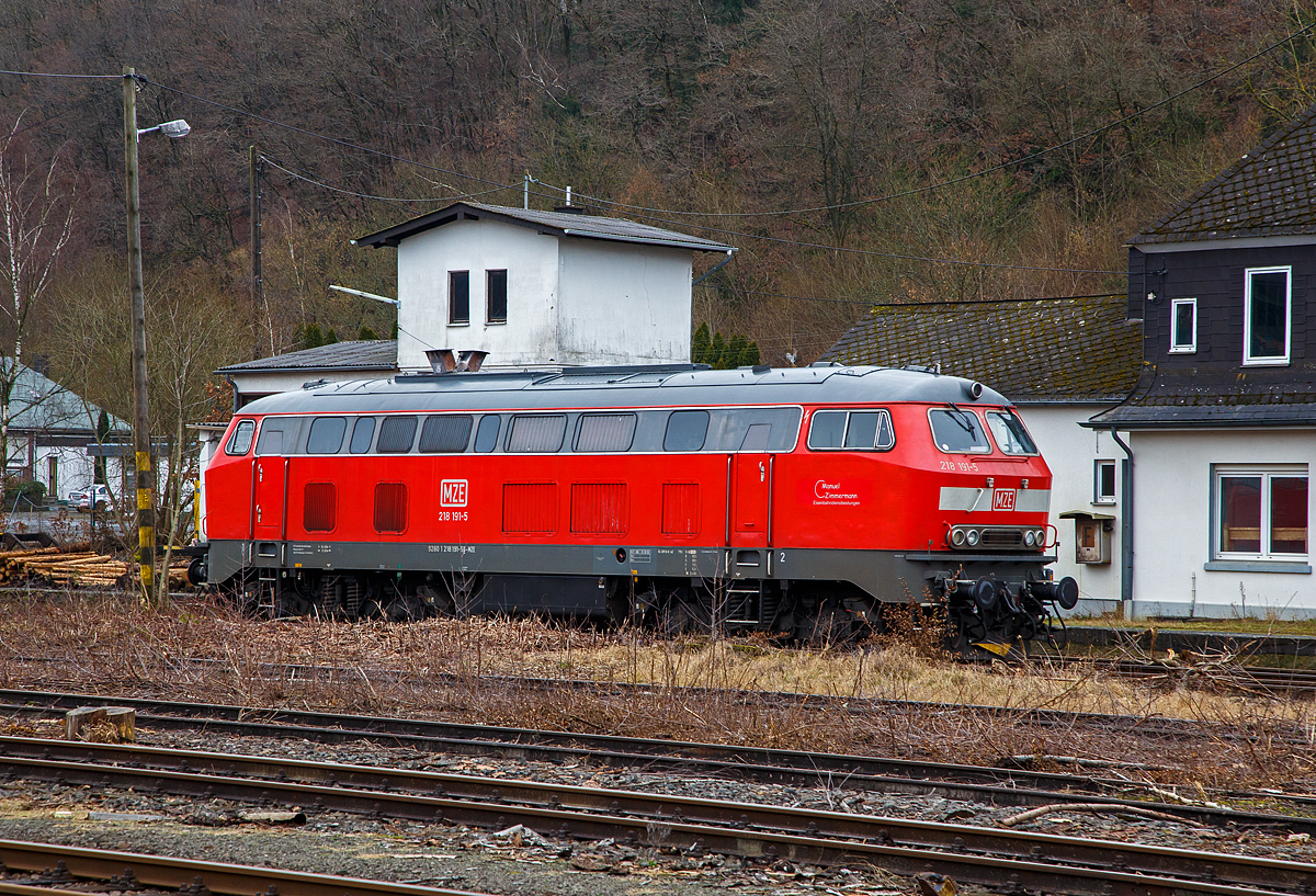 Die 218 191-5 (92 80 1218 191-5 D-MZE) der MZE - Manuel Zimmermann Eisenbahndienstleistungen ist am 15.01.2022 beim Kleinbahnhof der WEBA (Westerwaldbahn) abgestellt.

Die V 164 (BR 218) wurde 1973 bei Krupp unter der Fabriknummer 5205 gebaut und an die DB geliefert, im Juli 2018 wurde sie dann ausgemustert und an Manuel Zimmermann Eisenbahndienstleistungen verkauft.