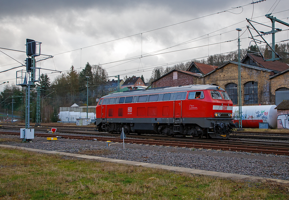 Die 218 191-5 (92 80 1218 191-5 D-MZE) der MZE - Manuel Zimmermann Eisenbahndienstleistungen, Hellenhahn-Schellenberg (Ww), ex DB 218 191-5, am 15.02.2022 in Betzdorf/Sieg. Sie kam aus Richtung Herdorf  über die Hellertalbahn und fährt nun solo als Lz (Lokzug) bzw. Tfzf (Triebfahrzeugfahrt) in Richtung Scheuerfeld (Sieg).

Die V 164 (BR 218) wurde 1973 bei Krupp unter der Fabriknummer 5205 gebaut und an die DB geliefert, im Juli 2018 wurde sie dann ausgemustert und an Manuel Zimmermann Eisenbahndienstleistungen verkauft.
