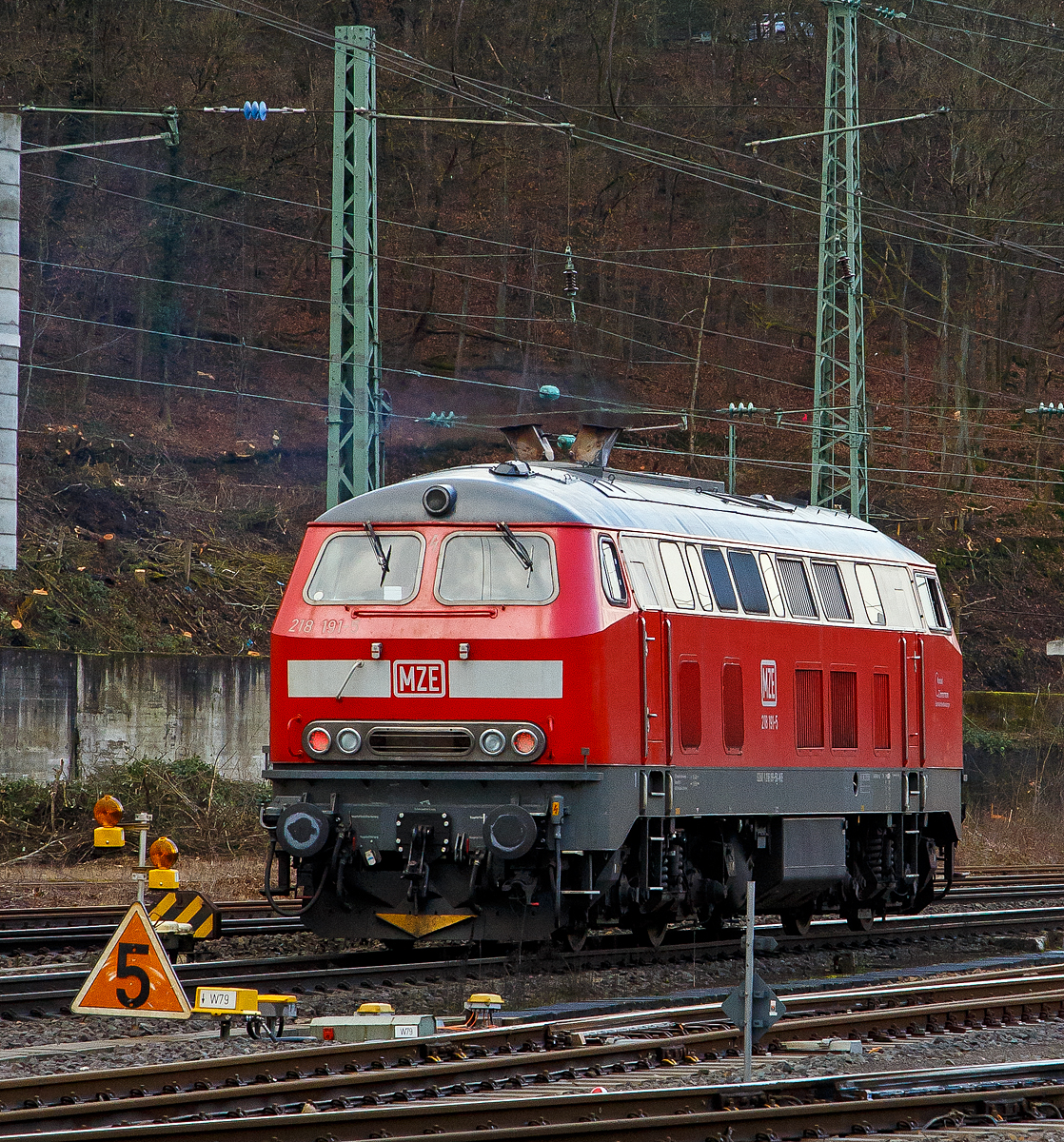 Die 218 191-5 (92 80 1218 191-5 D-MZE) der MZE - Manuel Zimmermann Eisenbahndienstleistungen, Hellenhahn-Schellenberg (Ww), ex DB 218 191-5, am 15.02.2022 in Betzdorf/Sieg. Sie kam aus Richtung Herdorf  über die Hellertalbahn und fährt nun solo als Lz (Lokzug) bzw. Tfzf (Triebfahrzeugfahrt) in Richtung Scheuerfeld (Sieg).

Nun hat sie eine Langsamfahrstelle, die mit max. 50 km/h befahren werden darf zu erwarten, was durch die Langsamfahrscheibe (Lf 1) angezeigt wird. Die Langsamfahrstelle besteht schon seit Tagen.