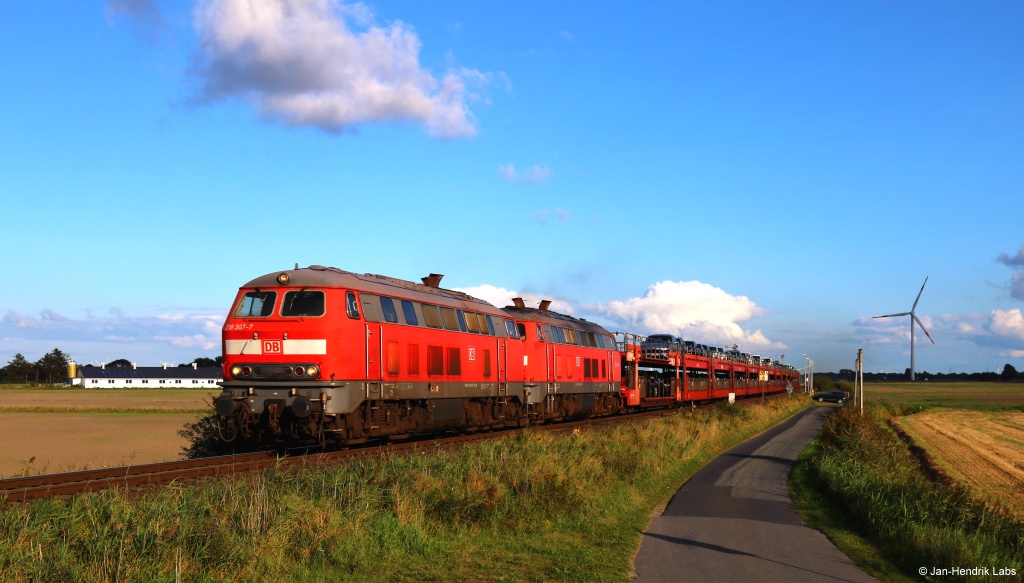 Die 218 307 und 218 333 zogen am Abend des 02.09.17 einen Syltshuttle in Richtung Westerland (Sylt) durch den Kbf. Lehnshallig.