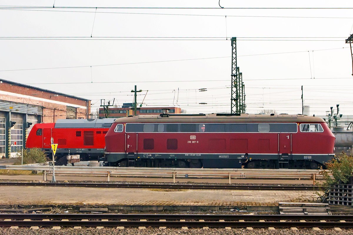 
Die 218 387-9 (92 80 1218 387-9 D-DB) ist am 24.03.2015 in Frankfurt am Main bei BW abgestellt, dahinter steht eine moderne Nachfolgerin in Form einer BR 245 (Traxx P160 DE ME). 
Die Aufnahme konnte ich aus einem Zug heraus machen.