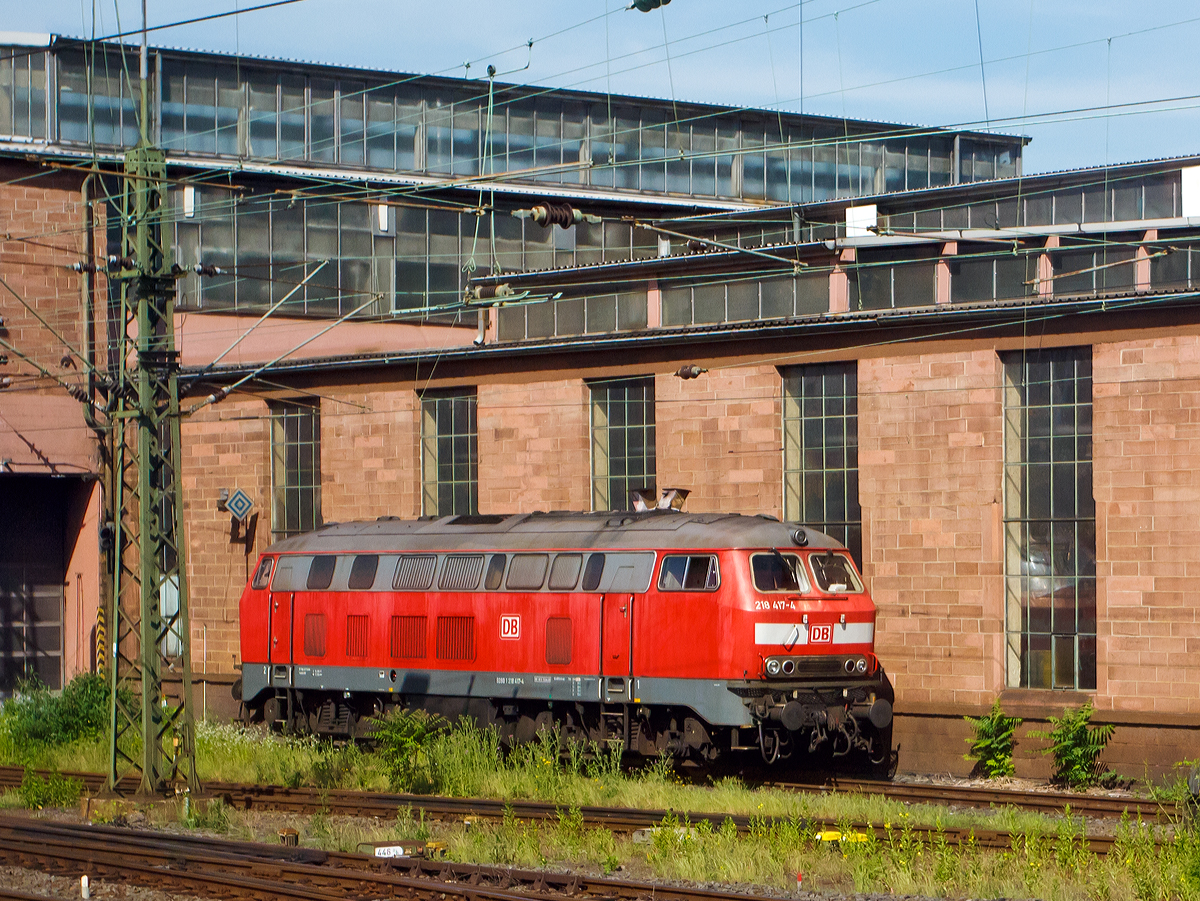 
Die 218 417-4 (92 80 1218 417-4 D-DB) ist am 25.05.2012 beim Betriebswerk in Frankfurt am Main Hauptbahnhof abgestellt. 

Die V 164 wurde 1977 bei Krupp unter Fabriknummer 5383 gebaut und an die Deutsche Bundesbahn geliefert.

Hinweis: Die Aufnahme entstand aus einem ausfahrenden Zug heraus.