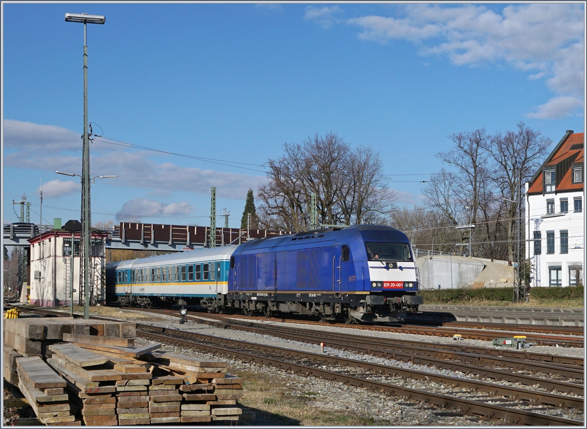 Die 223 001 (UIC 92 80 1223 001-9 D-BRLL) erreicht mit ihrem  Alex  von München kommend sein Ziel Lindau.
16. März 2018