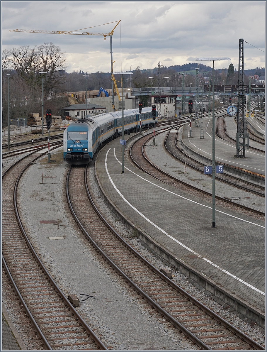 Die 223 069 erreicht mit ihrem Alex von Mnchen kommend ihr Ziel Lindau Hbf. 
16. Mrz 2018