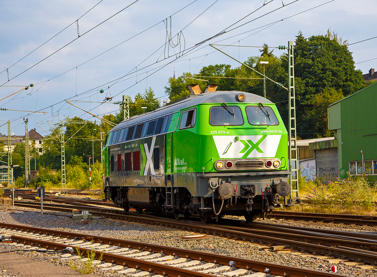 
Die 225 073-6 (92 80 1225 073-6 D-AIX) der AIXrail GmbH am 20.07.2018 beim Manöver in Betzdorf (Sieg). Die V 163 wurde 1970 von MaK in Kiel unter der Fabriknummer 2000078 gebaut und als 215 073-8 an die Deutsche Bundesbahn, 2001 erfolgte die Umzeichnung (nach Umbau) in DB 225 073-6. Im Jahr 2017 wurde sie von der DB Cargo ausgemustert und an die AIXrail verkauft.