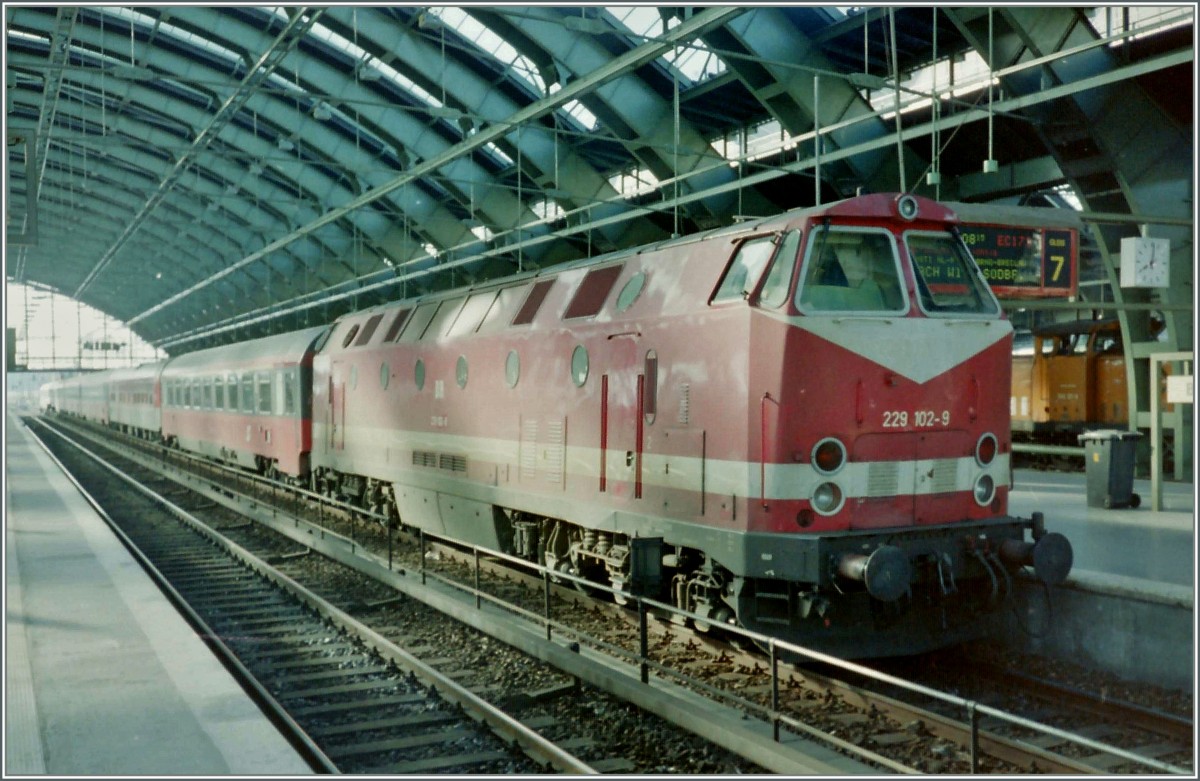 Die 229 102-9 mit dme EC Vindobona in Berlin Haubtbahnhof (heute Beriln Ostbahnhof)
Scann/ April 1994
