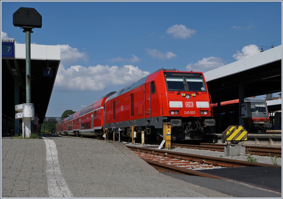 Die 245 003 ist mit einem IRE von Stuttgart kommend, in Lindau eingetroffen. 

9. Sept. 2016
