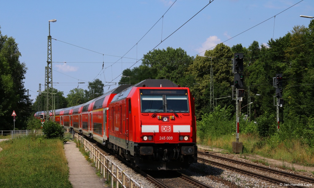 Die 245 009 durchfuhr am sonnigen Mittag des 08.07.17 den Bf. München-Riem auf dem Weg nach Mühldorf (Oberbay).