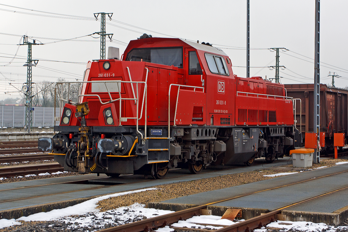 
Die 261 031-9 (92 80 1261 031-9 D-DB) der DB Schenker Rail ist am 01.01.2015 beim ICE Bahnhof Montabaur abgestellt.

Voith Gravita 10 BB wurde 2011 unter der Fabriknummer L04-10082 bei Voith in Kiel gebaut.