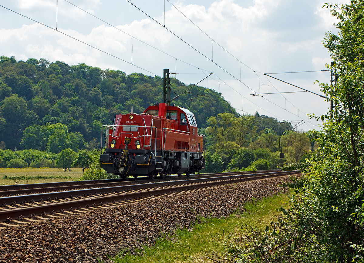 
Die 261 051-7 der DB Schenker Rail kommt am 02.06.2014 als Lz (solo) aus Wetzlar rauscht in Richtung Dillenburg, hier kurz vor Dillenburg beim Bü km 127,660.

Die Voith Gravita 10 BB wurde 2011 unter der L04-10102 gebaut und hat die kompl. NVR-Nummer 92 80 1261 051-7 D-DB und die EBA-Nummer EBA 08K03K 051.
