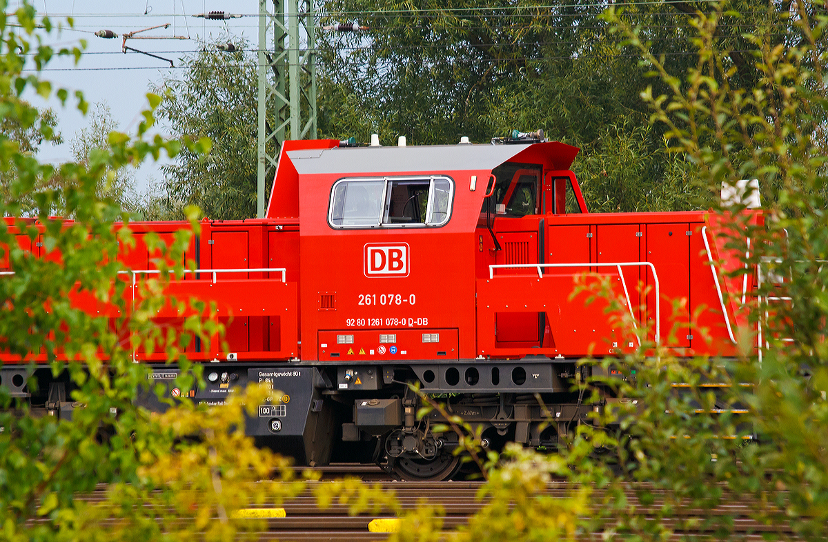 
Die 261 078-0 eine Voith Gravita 10 BB der DB Schenker Rail wollte sich am 25.08.2014 in Wetzlar nicht richtig zeigen. So machte ich dieses verdeckte Bild von ihr.