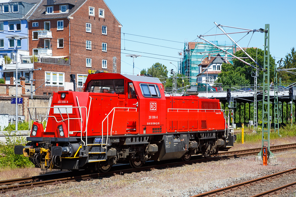 
Die 261 098-8 (92 80 1261 098-8 D-DB) der DB Schenker Rail fährt am 11.06.2015 solo durch dem Hbf Lübeck.

Die Voith Gravita 10 BB wurde 2012 unter der L04-10149 gebaut und ausgeliefert.