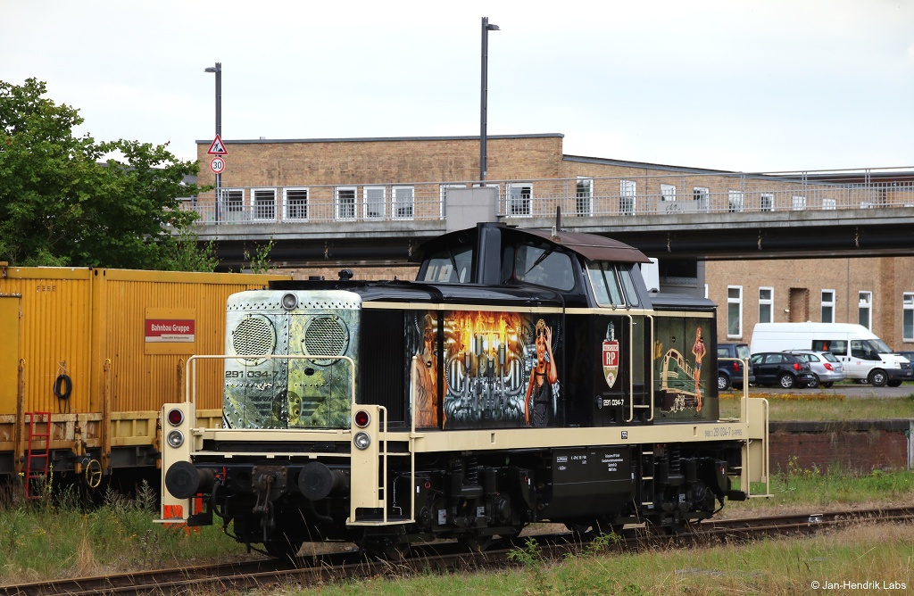 Die 291 034-7 von Railsystems stand am 17.7.16 am Lübecker Hbf. abgestellt.