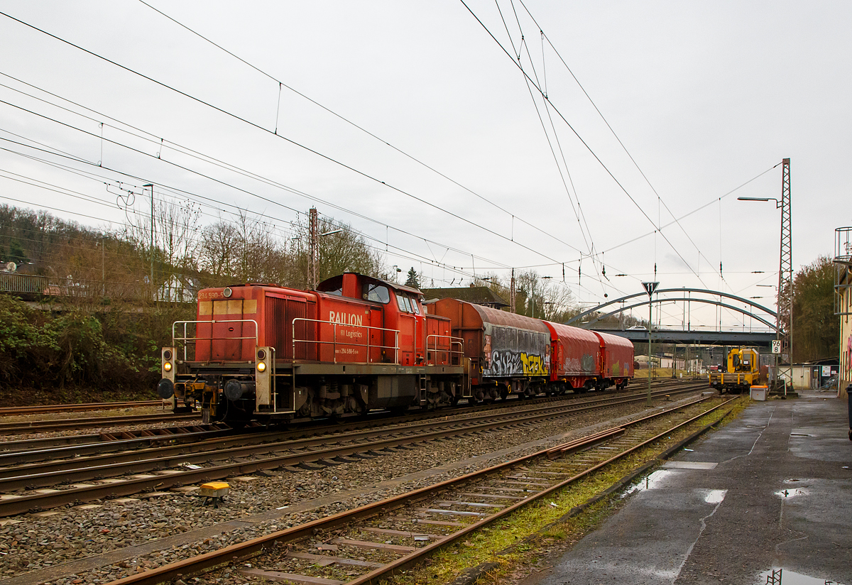 Die 294 590-5 (98 80 3294 590-5 D-DB), ex DB 294 090-6, ex DB 290 090-0, eine remotorisierte V90, der DB Cargo Deutschland AG fährt am 29.12.2021 einen Coilzug vom Rbf Kreuztal in Richtung Kreuztal-Ferndorf.

Die V 90 wurde 1968 bei Deutz unter der Fabriknummer 58320 gebaut und als 290 090-0 an die DB geliefert. 1998 erfolgte der Umbau auf Funkfernsteuerung und Umzeichnung in 294 090-6.

Die Remotorisierung mit einem MTU-Motor 8V 4000 R41, Einbau einer neuen Lüfteranlage, neuer Luftpresser und Ausrüstung mit dem Umlaufgeländer erfolgten 2007 bei der DB Fahrzeuginstandhaltung GmbH im Werk Cottbus. Daraufhin erfolgte die Umzeichnung in die heutige 294 590-5.  
