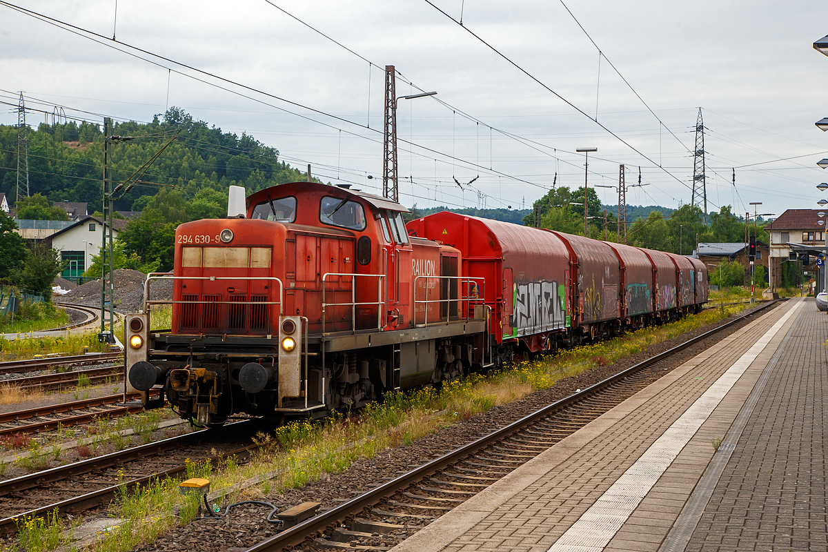 Die 294 630-9 (98 80 3294 630-9 D-DB), eine remotorisierte V 90 der DB Cargo AG erreicht am 29.06.2022, mit einem Coilzug vom Walzwerk in Kr.-Eichen kommend, den Bahnhof Kreuztal. Nach einem Manöver geht es dann in den Rbf Kreuztal.

Die Lok wurde 1968 bei MaK in Kiel unter der Fabriknummer 1000496 gebaut und als DB 290 130-4 an die Deutsche Bundesbahn geliefert. Die Ausrüstung mit Funkfernsteuerung (Typ Krauss-Maffei) und Umzeichnung in DB 294 130-0 erfolgte 1999. Im Jahr 2007 erfolgte durch die DB Fahrzeuginstandhaltung GmbH, in Cottbus eine Remotorisierung durch einen neuen MTU 90° V-8-Zylinder-Dieselmotor mit Common-Rail-Einspritzsystem, Abgas-Turbolader und Ladeluftkühlung, vom Typ 8V 4000 R41. Der Motor ist auf eine Leistung von 1.000 kW (1.341 PS) bei 1.800 U/min gedrosselt. Auch wurden eine neue Lüfteranlage und ein neuer Luftpresser eingebaut, zudem bekam die Lok ein Umlaufgeländer. Durch die Remotorisierung und den Umbau erfolgte auch die Umzeichnung in die heutige DB 294 630-9.
