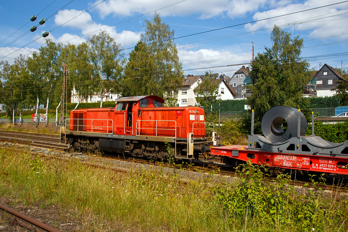 Die 294 718-2 (98 80 3294 718-2 D-DB), eine remotorisierte V 90 der DB Cargo AG fährt am 24.08.2021 mit einem Warmband-Coilzug vom Rbf Kreuztal nach Ferndorf.

Die Lok wurde 1971 bei MaK in Kiel unter der Fabriknummer 1000526 gebaut und als 290 218-3 an die DB geliefert. Die Ausrüstung mit Funkfernsteuerung (Typ Krauss-Maffei) und Umzeichnung in 294 218-3 erfolgte 1996. Im Jahr 2002 erfolgte durch die DB Fahrzeuginstandhaltung GmbH, in Cottbus eine Remotorisierung durch einen neuen MTU 90° V-8-Zylinder-Dieselmotor mit Common-Rail-Einspritzsystem, Abgas-Turbolader und Ladeluftkühlung, vom Typ 8V 4000 R41. Der Motor ist auf eine Leistung von 1.000 kW (1.341 PS) bei 1.800 U/min gedrosselt. Auch wurden eine neue Lüfteranlage und ein neuer Luftpresser eingebaut, zudem bekam die Lok ein Umlaufgeländer. Durch die Remotorisierung und den Umbau erfolgte auch die Umzeichnung in die heutige 294 718-2.