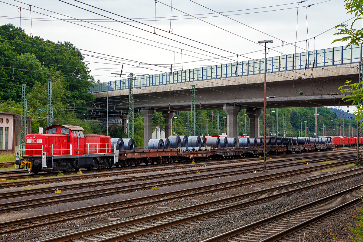 Die 294 752-1(98 80 3294 752-1 D-DB), eine V90 remotorisiert der DB Cargo AG, steht am 10.06.2020 mit einem Coilzug im Rbf Kreuztal.

Die V90 wurde 1971 von Henschel in Kassel unter der Fabriknummer 31529 gebaut und als DB 290 252-6 abgeliefert. 1997 erfolgten der Umbau mit Funkfernsteuerung und die Umzeichnung in DB 294 252-2. 

Die Remotorisierung mit einem MTU-Motor 8V 4000 R41, Einbau  einer neuen Lfteranlage, neuer Luftpresser und Ausrstung mit dem Umlaufgelnder erfolgten 2004 bei der DB Fahrzeuginstandhaltung Werk Cottbus. Daraufhin erfolgte die Umzeichnung in DB 294 752-1. 
