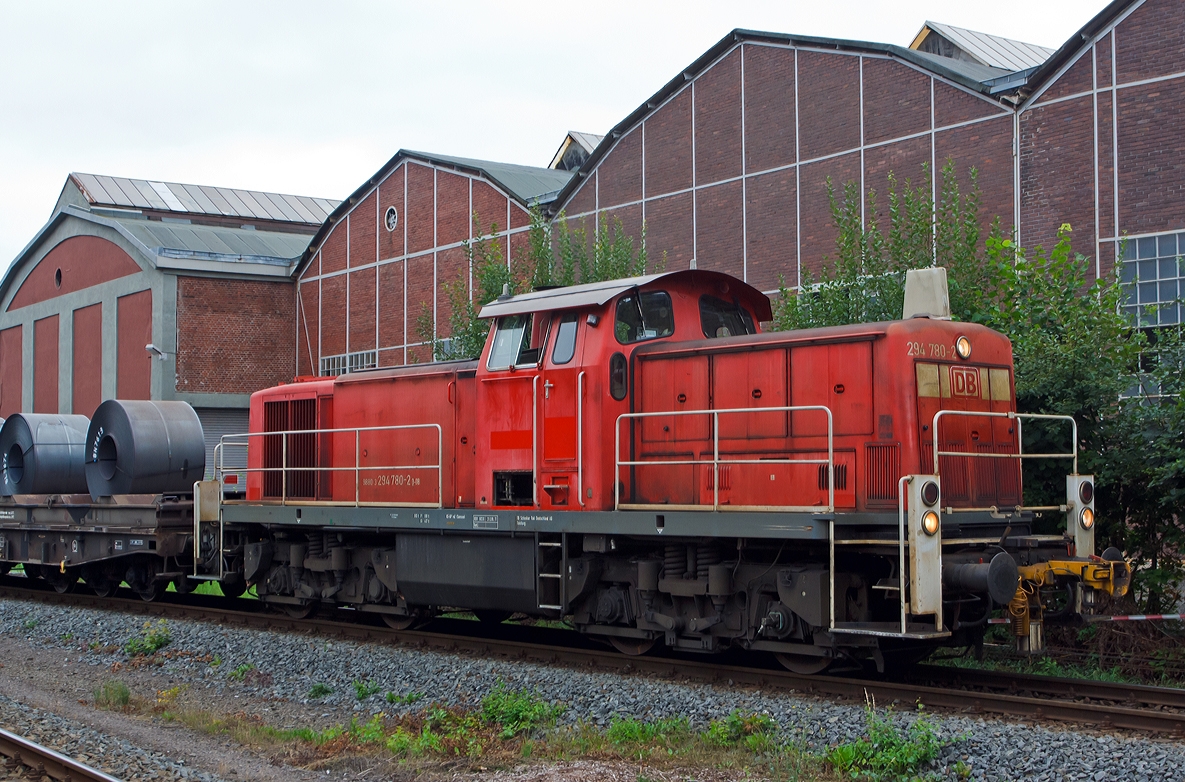 Die 294 780-2 (V 90 remotorisiert) der DB Schenker Rail Deutschland AG rangiert am 03.09.2013, mit Coils beladenen Schwerlastwagen der Gattung Sahmms-t 710, im Bahnhof Ferndorf (Kr. Siegen).

Die Lok wurde 1972 bei MaK unter der Fabr.-Nr. 1000580 gebaut und als 290 280-7 geliefert. Die Remotorisierung mit einem MTU-Motor 8V 4000 R41, Einbau einer neuen Lfteranlage, neuer Luftpresser und Ausrstung mit dem Umlaufgelnder erfolgten 2003 bei der DB Fahrzeuginstandhaltung GmbH im Werk Cottbus. Daraufhin erfolgte die Umzeichnung in 294 780-2

Die kompl. NVR-Nummer 98 80 3294 780-2 D-DB bekam sie dann 2007. 