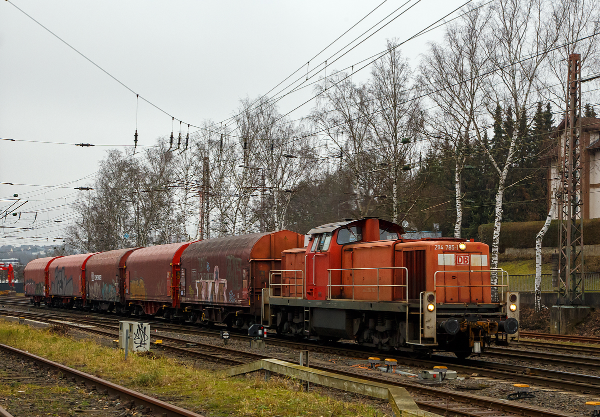 Die 294 785-1 (V 90 remotorisiert) der DB Cargo AG erreicht am 15.01.2022 mit einem Coilzug Kreuztal und fährt gleich in den Rbf ein.

Die V 90 wurde 1972 bei MaK unter der Fabriknummer 1000585 gebaut und als 290 285-6 an die DB geliefert. 1996 erfolgte der erste Umbau und Umzeichnung in 294 285-2, 2002 die Remotorisierung mit MTU-Motor 8V 4000 R41 und Umzeichnung in 294 785-1.