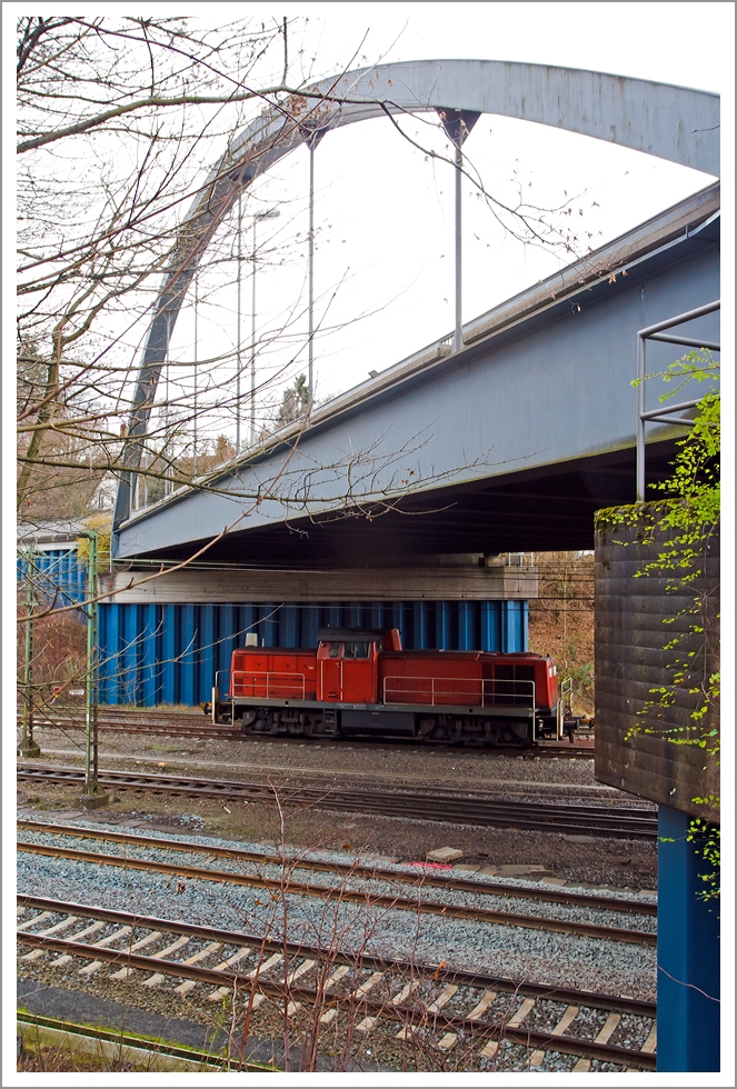 Die 294 800-8 (V90 remotorisiert) der DB Schenker ist am 21.12.2013 in Kreuztal, im Schutz unter der Langenauer Brücke abgestellt. 

Die Lok wurde 1971 bei Jung, Jungenthal bei Kirchen a.d. Sieg unter der Fabriknummer 14146 als 290 300-3 für die DB gebaut, 1997 erfolgte der Umbau auf Funkfernsteuerung und Umzeichnung in 294 300-9. 

Die Remotorisierung mit einem MTU-Motor 8V 4000 R41, Einbau  einer neuen Lüfteranlage, einem neuen Luftpresser und Ausrüstung mit dem Umlaufgeländer erfolgten 2002 bei der DB Fahrzeuginstandhaltung GmbH im Werk Cottbus. Daraufhin erfolgte die Umzeichnung in 294 800-8 
Die kompl. NVR-Nummer 98 80 3294 800-8 D-DB bekam sie dann 2007.
