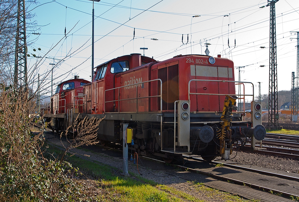 
Die 294 802-4 (ex DB 290 302-9) und eine weitere, zwei remotoriesierte V 90, der DB Schenker Rail Deutschland AG abgestellt am 09.03.2014 in Koblenz-Lützel. 

Die 294 802-4 wurde 1971 bei Jung, Jungenthal bei Kirchen a.d. Sieg unter der Fabriknummer 14148 als 290 302-9 für die DB gebaut, 1997 erfolge der Umbau mit Ausrüstung auf Funkfernsteuerung und die Umzeichnung in 294 300-5.

Im Jahre 2004 erfolgte bei der DB Fahrzeuginstandhaltung GmbH im Werk Cottbus die Remotorisierung mit einem MTU-Motor 8V 4000 R41 sowie Einbau  einer neuen Lüfteranlage, neuer Luftpresser und Ausrüstung mit dem Umlaufgeländer. Daraufhin erfolgte die Umzeichnung in 294 802-4. Seit 2007 trägt sie die NVR-Nummer 98 80 3294 802-4 D-DB.

Technische Daten:
Achsanordnung: B'B'
Spurweite: 1.435 mm
Länge über Puffer: 14.320 mm
Breite: 3.100 mm
Drehzapfenabstand: 7.000 mm
Gesamtachsstand: 9.500 mm
Höchstgeschwindigkeit: 80 km/h Streckengang / 40 km/h Rangiergang 
kleinste Dauergeschwindigkeit: 9 km/h Streckengang / 3 km/h Rangiergang

Motorhauptdaten (Quelle: MTU):
Motorbauart: MTU 8-Zylinder-Diesel-V-Motor 90° mit Common-
Rail-Einspritzsystem, Abgas-Turbolader und Ladeluftkühlung
Motortyp:   8V 4000 R41 
Nennleistung:  1000 kW / 1341 PS (gedrosselt)
Drehzahl max.:  1800  1/min   
Bohrung/Hub: 165/190 mm
Hubraum: 32,5l
Kraftstoffverbrauch bei Nennleistung: 249,4 l/h
Abgas-Emission :   UIC Kodex 624V, Stufe II
Länge: 1.915 mm
Breite: 1.380 mm
Höhe: 1.800 mm
Gewicht (trocken): 4.700 kg

Getriebe und Leistungsübertragung:
Das hydraulische Getriebe von Voith hat zwei Wandlergänge. Ein mechanisches Nachschaltgetriebe ermöglicht die Wahl zwischen einem Schnell- und einem Langsamgang sowie den Wechsel der Fahrtrichtung. Um feinfühlige Langsamfahrten zu ermöglichen, hat das Getriebe eine stufenlos regelbare Wandlerteilfüllung.
Die Leistungsübertragung auf die Achsgetriebe erfolgt dann über Gelenkwellen.

Quellen: www.loks-aus-kiel.de; Wikipedia; www.eib-t.de und MTU