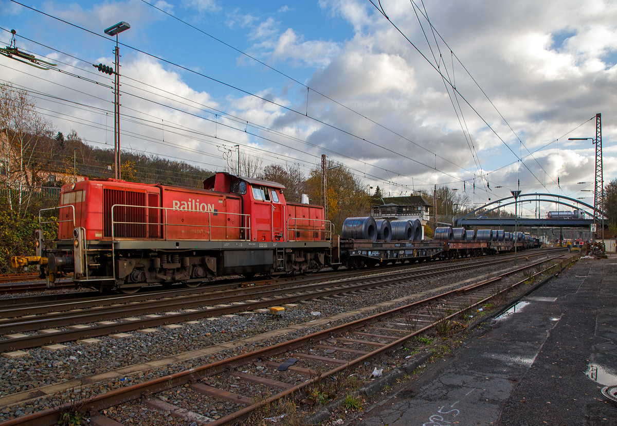 
Die 294 847-9 (eine V90 remotorisiert), ex DB 290 347-4, der DB Cargo Deutschland AG, fährt am 29.11.2019 mit einem langen Coilzug (mit Warmband-Coils) vom Rbf Kreuztal nach Ferndorf. 