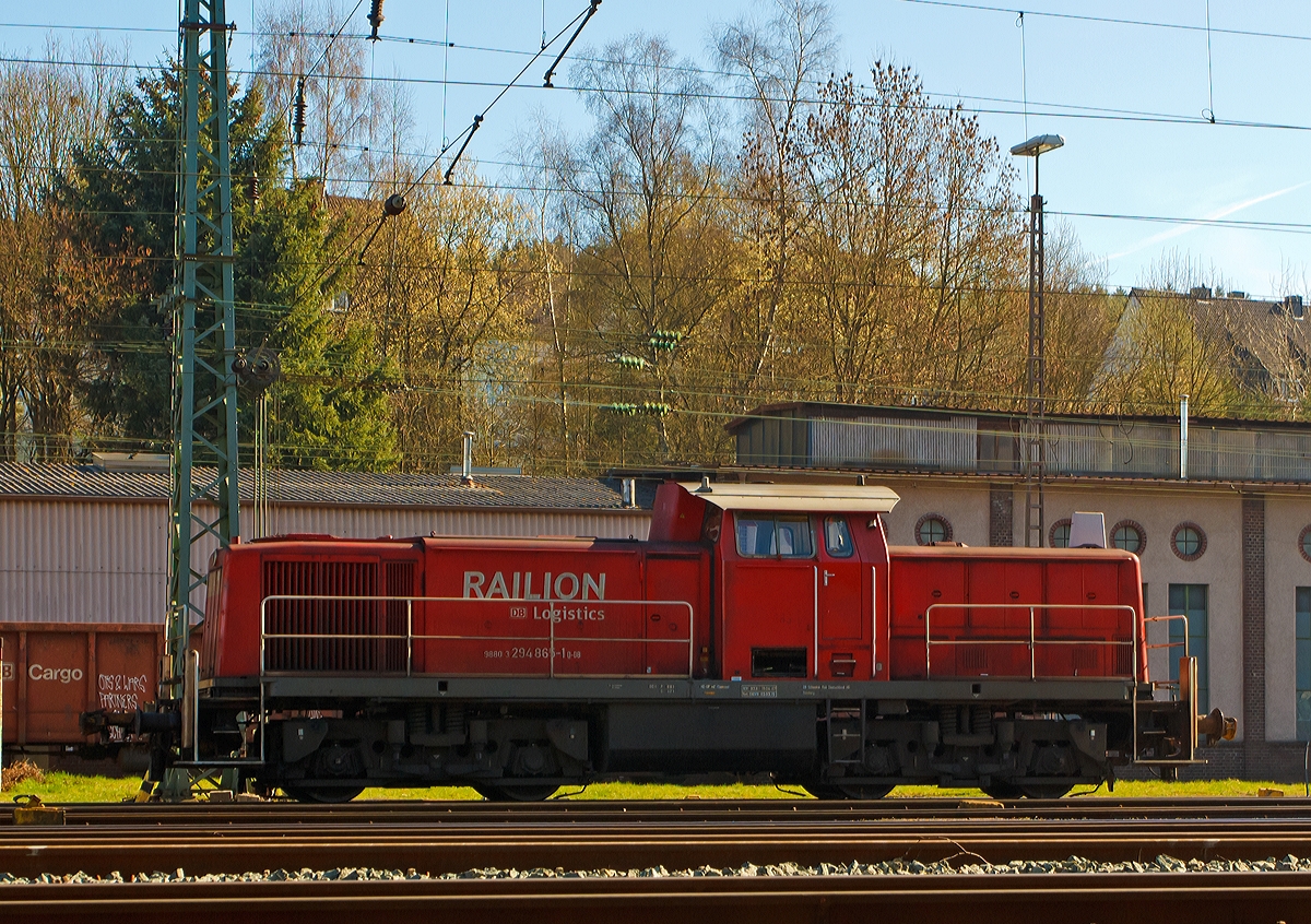 Die 294 865-1 (V90 remotorisiert) der DB Schenker steht am 20.03.2014 beim Gterbahnhof in Kreuztal. 

Die V90 wurde 1973 bei MaK unter der Fabriknummer 1000640 als 290 365-6 fr die DB gebaut, 1999 Umzeichnung in 294 365-2, 2007 Remotorisierung mit MTU-Motor und Umzeichnung in 294 865-1. 