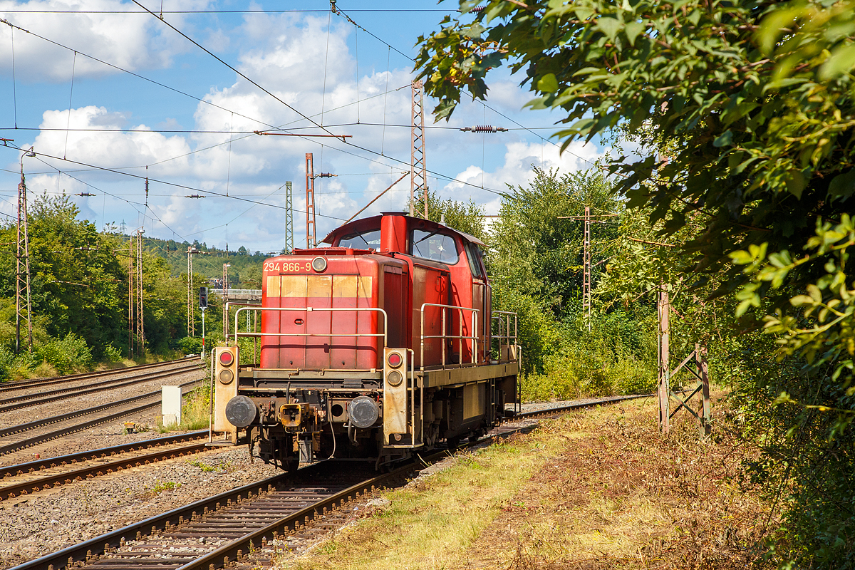 
Die 294 866-9 (98 80 3294 866-9 D-DB) eine remotorisierte V 90 der DB Cargo fährt am 19.08.2020 als Lz von Kreuztal nach Ferndorf. 

Einen lieben Gruß an den freundlichen Lokführer zurück.