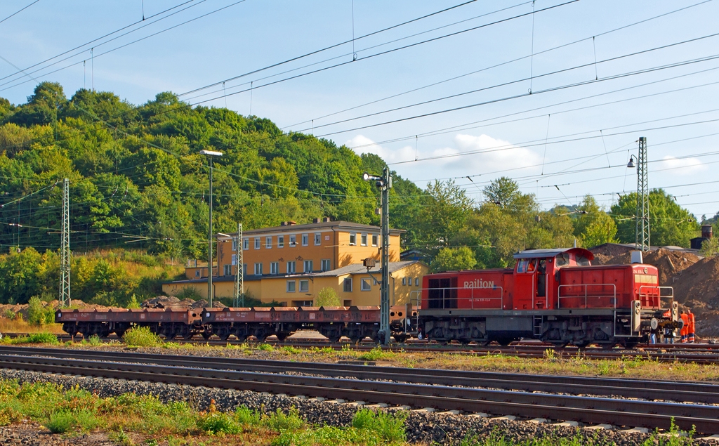 Die 294 880-0 (V90 remotorisiert), der der DB Schenker Rail, ex DB 290 380-5, ex DB 294 380-1, fhrt am 21.08.2013 zwei Schwerlastwagen fr Coiltransporte zum Ragierbahnhof in Dillenburg.

Die V90 wurde 1973 bei MaK in Kiel unter der Fabriknummer 1000655 gebaut und als 290 380-5 an die DB geliefert. 1999 erfolgten der Umbau mit Funkfernsteuerung und die Umzeichnung in 294 380-1.

Die Remotorisierung mit einem MTU-Motor 8V 4000 R41, Einbau  einer neuen Lfteranlage, neuer Luftpresser und Ausrstung mit dem Umlaufgelnder erfolgten 2006 bei der DB Fahrzeuginstandhaltung GmbH im Werk Cottbus. Daraufhin erfolgte die Umzeichnung in 294 880-0. 
Die kompl. NVR-Nummer 98 80 3294 880-0 D-DB bekam sie dann 2007.
