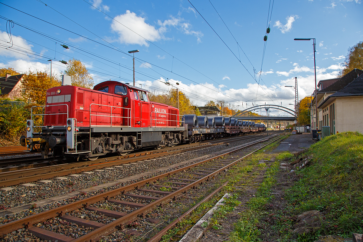 Die 294 888-3 (98 80 3294 888-3 D-DB), eine remotorisierte V 90 der DB Cargo AG fährt am 01.11.2021 mit einem Warmband-Coilzug vom Rbf Kreuztal nach Ferndorf.

Die Lok wurde 1974 bei MaK in Kiel unter der Fabriknummer 1000663 gebaut und als 290 388-8 an die DB geliefert. Die Ausrüstung mit Funkfernsteuerung (Typ Krauss-Maffei) und Umzeichnung in 294 388-4 erfolgte 1999. Im Jahr 2007 erfolgte durch die DB Fahrzeuginstandhaltung GmbH, in Cottbus eine Remotorisierung durch einen neuen MTU 90° V-8-Zylinder-Dieselmotor mit Common-Rail-Einspritzsystem, Abgas-Turbolader und Ladeluftkühlung, vom Typ 8V 4000 R41. Der Motor ist auf eine Leistung von 1.000 kW (1.341 PS) bei 1.800 U/min gedrosselt. Auch wurden eine neue Lüfteranlage und ein neuer Luftpresser eingebaut, zudem bekam die Lok ein Umlaufgeländer. Durch die Remotorisierung und den Umbau erfolgte auch die Umzeichnung in die heutige 294 888-3.
