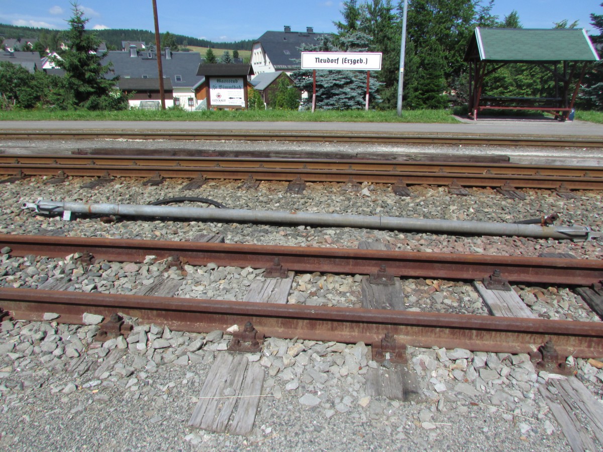 Die 3 Gleise des Bahnhofs Neudorf mit einer Rollwagen stange