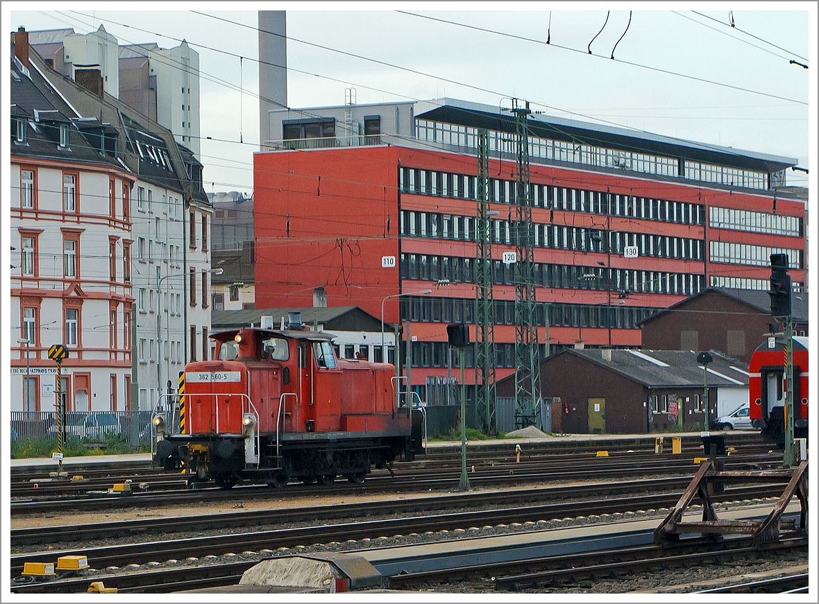 Die 362 560-5 rangiert am 07.12.2013 im Hbf Frankfurt am Main. 

Die V 60 der leichten Bauart wurde 1960 bei Krupp unter der Fabriknummer 3983 gebaut und als V 60 560 an die Deutsche Bundesbahn geliefert. In Jahr 1968 erfolgte die Umzeichnung in 260 560-8, ein Umbau und Umzeichnung in 364 560-3 erfolgte 1992 und im Jahr 2000 eine Modernisierung und Umzeichnung in 362 560-5, dabei bekam sie einen Caterpillar 12-Zylinder V-Motor CAT 3412E DI-TTA mit elektronischer Drehzahlregelung sowie u.a. eine neue Lichtmaschinen und Luftpresser.

Technische Daten:
Achsanordnung:  C
Höchstgeschwindigkeit im Streckengang: 60 km/h
Höchstgeschwindigkeit im Rangiergang: 30 km/h
Nennleistung: 465 kW
Drehzahl: 1.800 U/min
Anfahrzugkraft:   117,6 kN
Länge über Puffer:  10.450 mm
Gewicht:   48,0-50,0 t
Radsatzlast max:   16,7 t
Kraftübertragung:  hydraulisch
