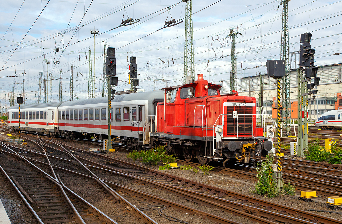 Die 363 211-4 (98 80 3363 211-4 D-DB) der DB Cargo Deutschland AG rangiert am 17.06.2016 einige IC-Wagen im Hbf Frankfurt am Main. 

Die Lok wurde 1963 bei Krupp unter der Fabriknummer 4623 gebaut und als DB V 60 1211 an die DB geliefert. Zum 01.01.1968 erfolgte die Umzeichnung in DB 261 211-7, zum 01.10.1987 wurde sie zur Kleinlok und somit zur DB 361 211-6. Im Jahr 1989 wurde sie mit Funkfernsteuerung ausgerüstet und in DB 365 211-2 umgezeichnet. Nach der Modernisierung 2004 (u.a. neuer Caterpillar-Dieselmotor CAT 3412E DI-TTA) erfolgte dann die letzte Umzeichnung in die heutige DB 363 211-4.
