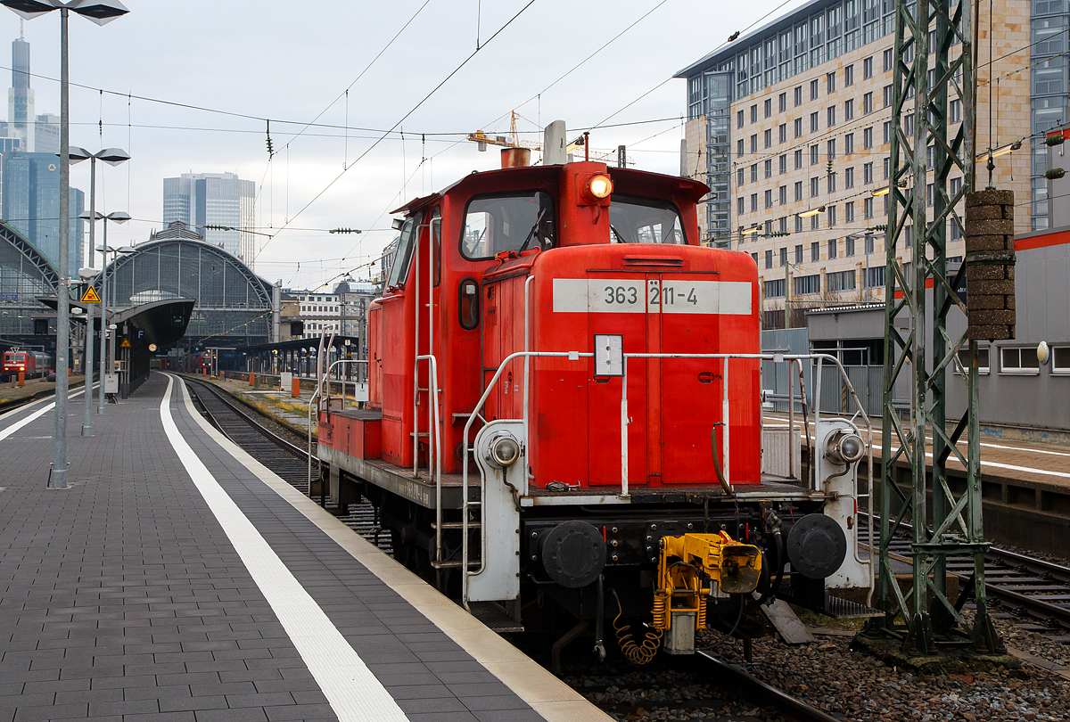 Die 363 211-4 (98 80 3363 211-4 D-DB) der DB Cargo Deutschland AG fhrt am 16.12.2017 in den Hbf Frankfurt am Main.

Die Lok wurde 1963 bei Krupp unter der Fabriknummer 4623 gebaut und als DB V 60 1211 an die DB geliefert. Zum 01.01.1968 erfolgte die Umzeichnung in DB 261 211-7, zum 01.10.1987 wurde sie zur Kleinlok und somit zur DB 361 211-6. Im Jahr 1989 wurde sie mit Funkfernsteuerung ausgerstet und in DB 365 211-2 umgezeichnet. Nach der Modernisierung 2004 (u.a. neuer Caterpillar-Dieselmotor CAT 3412E DI-TTA) erfolgte dann die letzte Umzeichnung in die heutige DB 363 211-4.