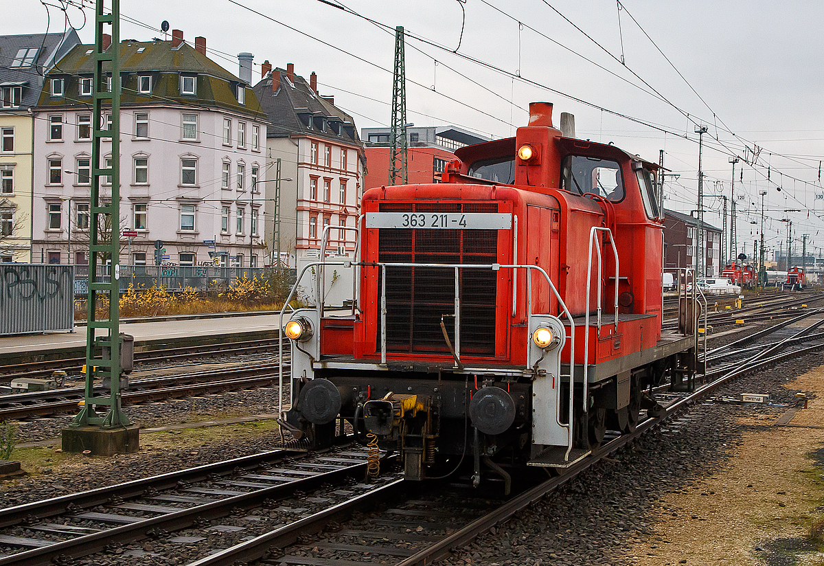 Die 363 211-4 (98 80 3363 211-4 D-DB) der DB Cargo Deutschland AG fährt am 16.12.2017 in den Hbf Frankfurt am Main.

Die Lok wurde 1963 bei Krupp unter der Fabriknummer 4623 gebaut und als DB V 60 1211 an die DB geliefert. Zum 01.01.1968 erfolgte die Umzeichnung in DB 261 211-7, zum 01.10.1987 wurde sie zur Kleinlok und somit zur DB 361 211-6. Im Jahr 1989 wurde sie mit Funkfernsteuerung ausgerüstet und in DB 365 211-2 umgezeichnet. Nach der Modernisierung 2004 (u.a. neuer Caterpillar-Dieselmotor CAT 3412E DI-TTA) erfolgte dann die letzte Umzeichnung in die heutige DB 363 211-4.