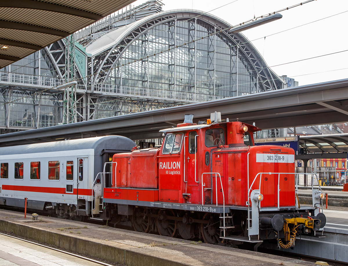 Die 363 218-9 (98 80 3363 218-9 D-DB) der DB Cargo Deutschland AG, ex DB 365 218-7, ex DB 361 218-1, ex DB 261 218-2, ex DB V 60 1218, zieht am 17.06.2016 einen IC-Wagenzug aus dem Hbf Frankfurt am Main in den Abstellbereich. 

Die Lok wurde 1963 bei Krupp unter der Fabriknummer 4630 gebaut und als V 60 1218 an die DB geliefert. Zum 01.01.1968 erfolgte die Umzeichnung in 261 218-2, zum 01.10.1987 wurde sie zur Kleinlok und somit zur 361 218-1. Im Jahr 1988 wurde sie mit Funkfernsteuerung ausgerüstet und in 365 218-7 umgezeichnet. Nach der Modernisierung 1998 (u.a. neuer Caterpillar-Dieselmotor CAT 3412E DI-TTA) erfolgte dann die letzte Umzeichnung in die heutige 363 218-9.