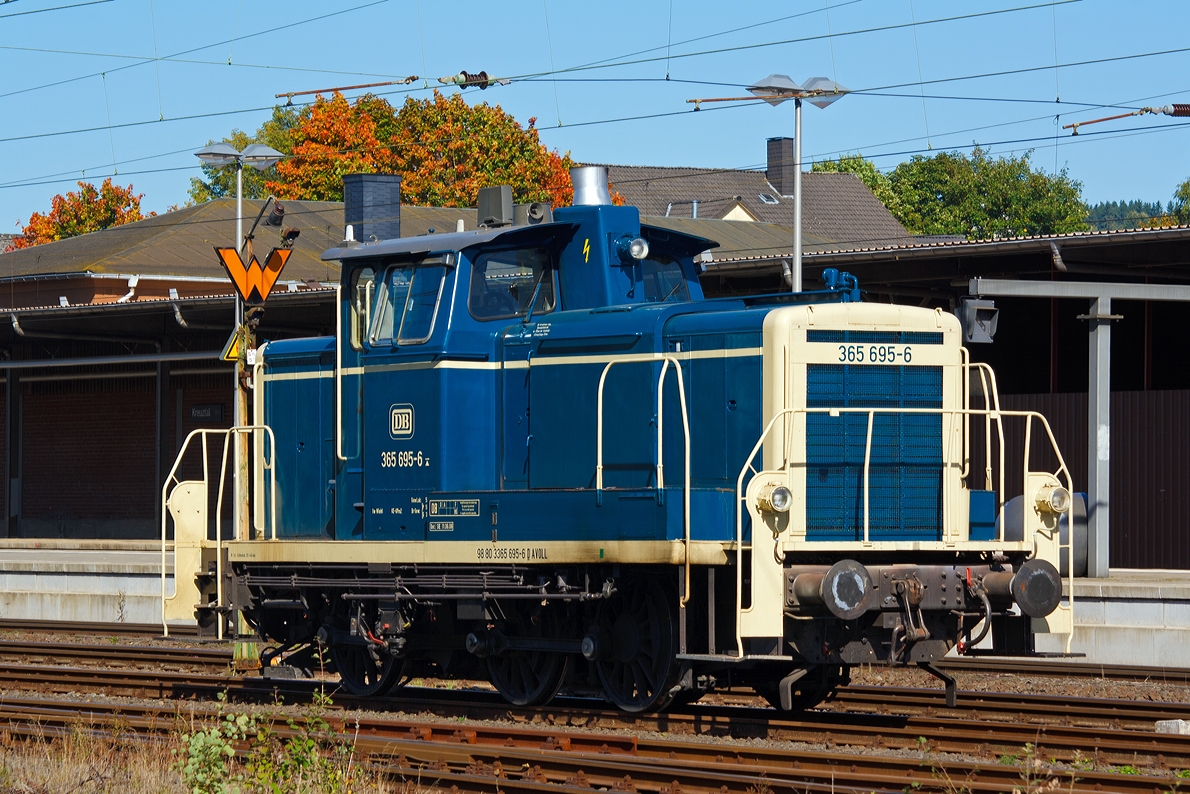 Die 365 695-6 der Aggerbahn (Andreas Voll e.K., Wiehl), ex DB V 60 695, ex DB 261 695-1 sowie ex DB 361 695-0, abgestellt am 29.09.2013 in Kreuztal.

Die V60 der schweren Bauart wurde 1960 von MaK unter der Fabriknummer 600284 gebaut und als V 60 695 an die DB geliefert, 1968 erfolgte die Umzeichnung in 261 695-1, eine weitere Umzeichnung in 361 695-0 erfolgte 1987. Ein Umbau mit Einbau einer Funkfernsteuerungen und Umzeichnung in 365 695-6 erfolgte 1989. Bis zur z-Stellung im Mai 2005 lief die Lok bei der DB bzw. Railion Deutschland AG, die endgltige Ausmusterung erfolgte dann am 12.02.2007. Ab 2008 war die Lok bei GK Lokservice GbR (Duisburg), bis sie 2012 zur Aggerbahn kam. Hier trgt sie nun auch die NVR-Nummer 98 80 3365 695-6 D AVOLL.