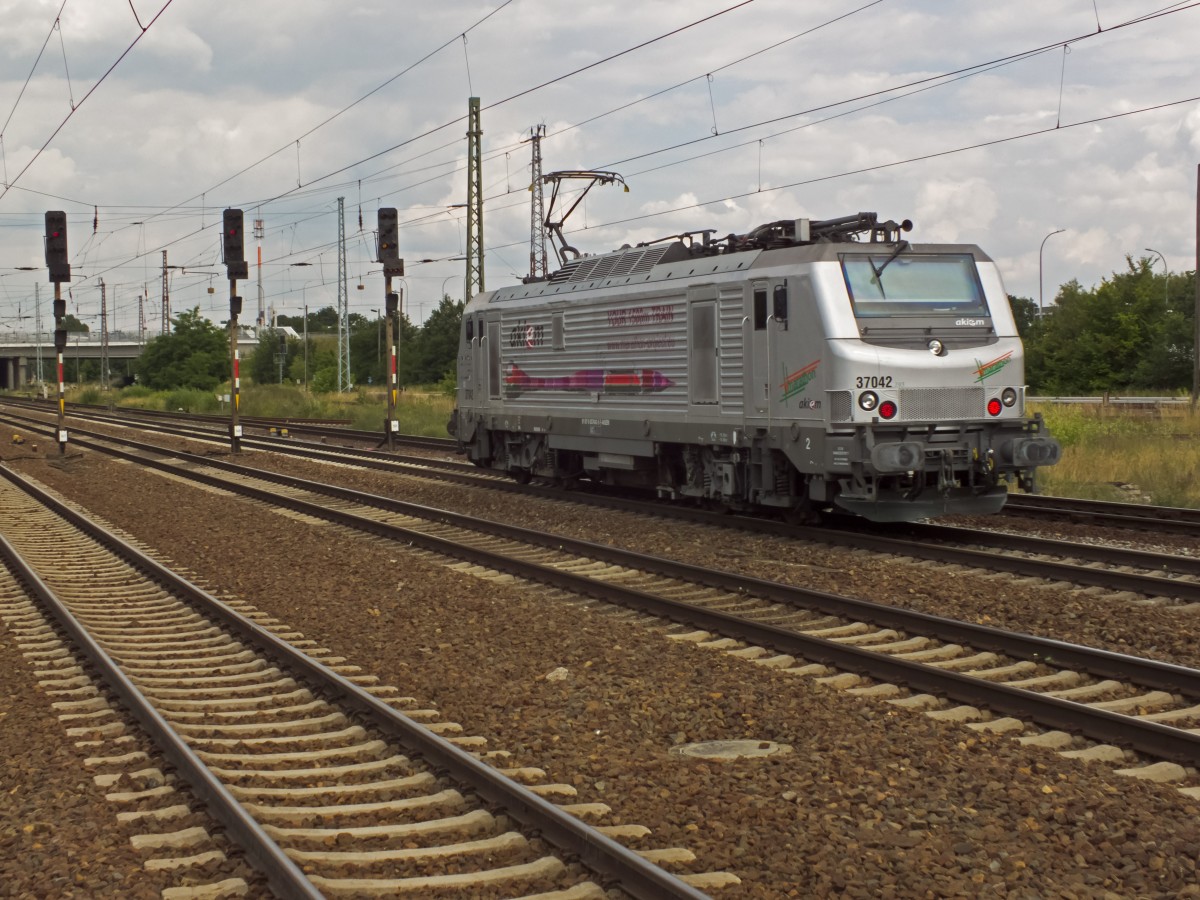 Die 37042 des französischen Lokvermieters akiem wirbt für das Projekt  Marathon , im Rahmen dessen kürzlich ein Zug mit 1500 Metern Länge quer durch Frankreich fuhr. Derart nordamerikanische Längen erreichte ihre Leerfahrt am 27.06.14 allerdings bei Weitem nicht.