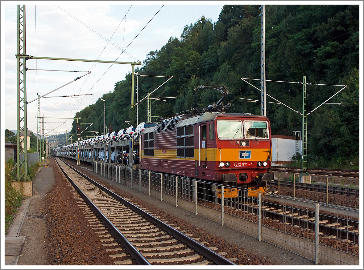 Die 372 011-7 der CD Cargo (CZ CDC 91 54 7 372 011-7) zieht am 26.08.2013 einen Autozug (beladene Wagen der Gattung Laaers der BLG) durch den Bahnhof Bad Schandau in Richtung Norden (Dresden).

Die Lok wurde 1991 Škoda in Plzeň (Pilsen) unter der Fabriknummer  8778 für tschechoslowakischen Staatsbahn ČSD als 372 011-7 gebaut, der Wechselstromteil ist von LEW Hennigsdorf.

Diese  elektrische Zweisystemlokomotiven entstanden durch ein Gemeinschaftsprojekt der Tschechoslowakischen Staatsbahn ČSD und einstigen Deutschen Reichsbahn (DR), die deutschen Lok sind als Baureihen 180 (ex DR 230) eingereiht.

In Deutschland tragen die Loks der BR 180 den  Spitznamen  Knödelpresse, oder wegen dem geringeren Wirkungsgrads auch den Spitznamen  Elbtalheizung . Auch das tschechische Pendant blieb nicht ohne Namen. Die Reihe 372 nennt man im Nachbarland  Bastard , diese 160 km/h schnelle Reihe 371  Turbobastard .

Technische Daten:
Gebaute Loks: 15 für ČSD und 20 für DR
Spurweite:   1.435 mm
Stromsysteme:   15 kV 16 2/3 Hz / 3 kV Gleichstrom 
Achsfolge:   Bo'Bo'
Länge über Puffer:   16.800 mm
Drehzapfen-Abstand:  8.360 mm
Achsabstand im Drehgestell: 3.200 mm
Eigengewicht:   84 t
Achslast:  21 t
Höchstgeschwindigkeit:  120 km/h
Anfahrzugkraft:   280 kN
Stundenleistung:  3.260 kW
Dauerleistung:   3.080 kW
Dauerzugkraft:  141,6 kN
kleinster befahrbarer  Radius: 120 m  