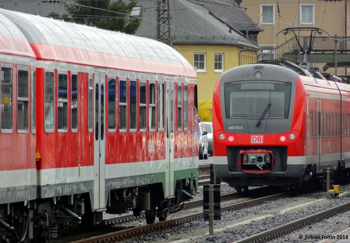 Die 440er haben die n-Wagen gr��tenteils abgel�st auf der Strecke Bamberg-W�rzburg.
Aber noch gibt es ein paar Zugleistungen und so k�nnen sich Wittenberger Steuerwagen und 440 direkt in die Augen schauen, wie hier in Schweinfurt Hauptbahnhof.
Aufgenommen im M�rz 2014.