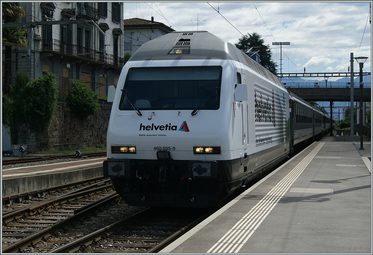 Die 460 035-9 ganz frisch im neunen Werbelok-Kleid bei der Ankunft in Locarno
21. Juni 2015