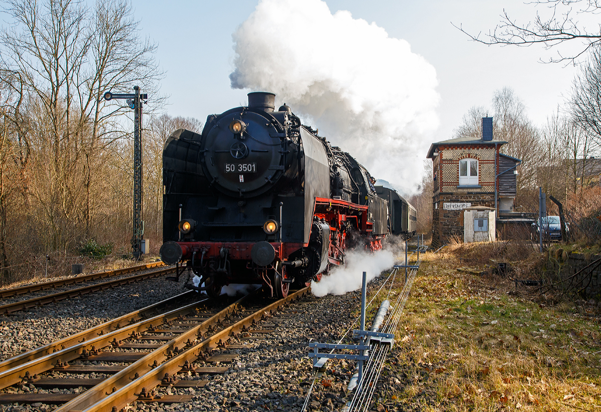 
Die 50 3501-9 des Meininger Dampflokwerkes, ex DR 50 3501-9, ex DR 50 380, fährt am 25.03.2018 mit einem Dampfsonderzug der Eisenbahnfreunde Treysa e.V. (Jubiläumsfahrt - Rundfahrt über Siegen), durch Herdorf in Richtung Betzdorf. 

Von Betzdorf ging es dann durch das Siegtal nach Siegen. Eigentlich sollten zwei Züge und Dampfloks fahren, aber die zweite geplante Schnellzugdampflok 03 1010 hatte einen Defekt.