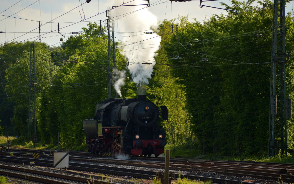 Die 52 4867(HEF) rangierte an den Überführungszug nach Frankfurt am 17.05.2015 in Darmstadt Kranichstein