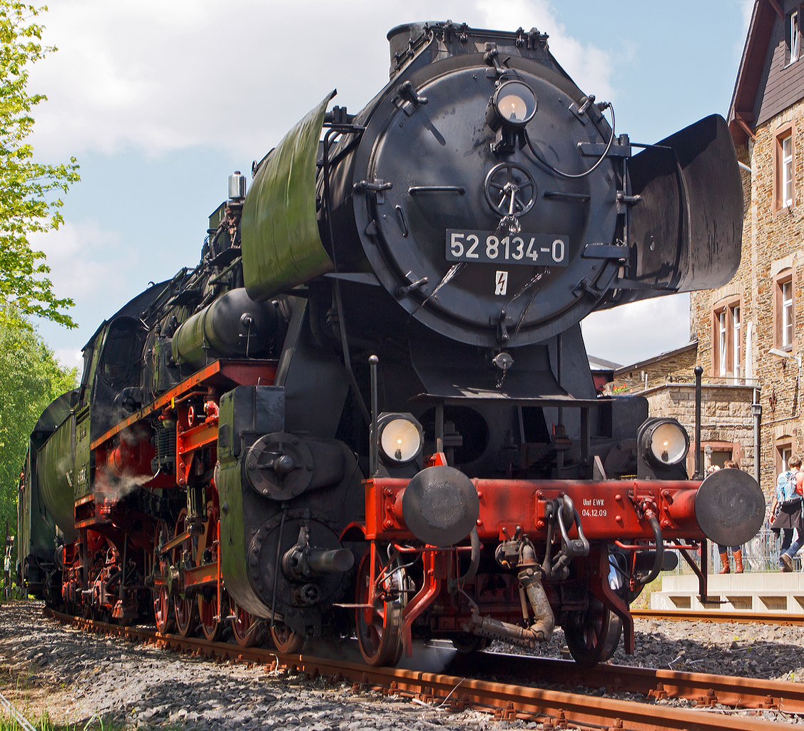 
Die 52 8134-0 der Eisenbahnfreunde Betzdorf im Bahnhof Ingelbach/Ww am 13.05.2012. Der Sonderzug verkehrte im  Zweistundentakt auf der Westerwald-Strecke Ingelbach - Altenkirchen - Neitersen.

Die Lok war, bedingt durch die Wiedervereinigung, eine der letzten Normalspurigen Dampfloks der DB. Zudem war sie als 052 134-4 eine der wenigen waren 52 der DB (BR 52.80). Sie wurde am 05.12.1994 z-gestellt und am 05.07.1995 bei der DBAG ausgemustert. Die Lok wurde 1965 aus der 1943 bei der Lokfabrik Wien-Floridsdorf (Fabriknummer 16591) gebauten 52 7138 rekonstruiert.