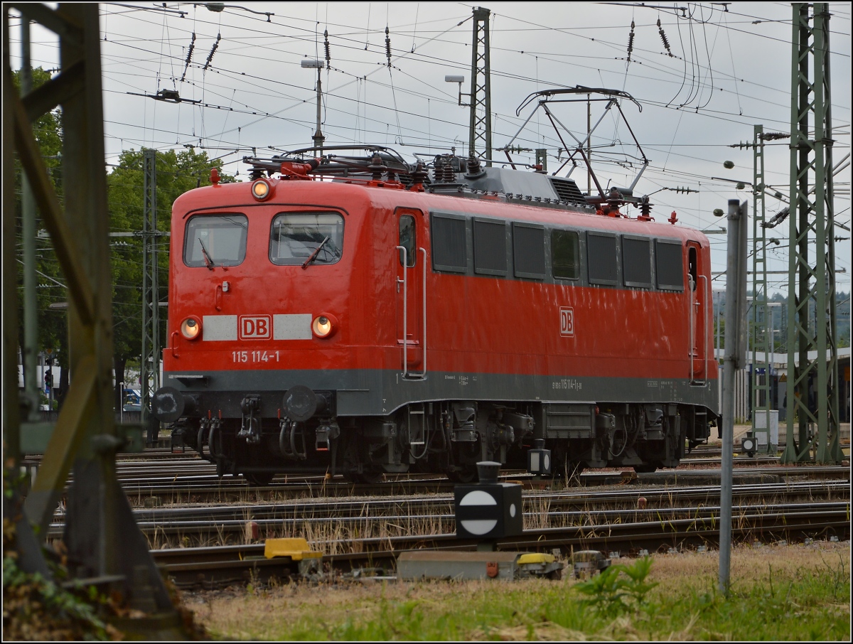 Die 56 Jahre alte 115 114-4 rangiert in Singen um sich vor den IC Zürich-Stuttgart zu setzen. Mai 2014.