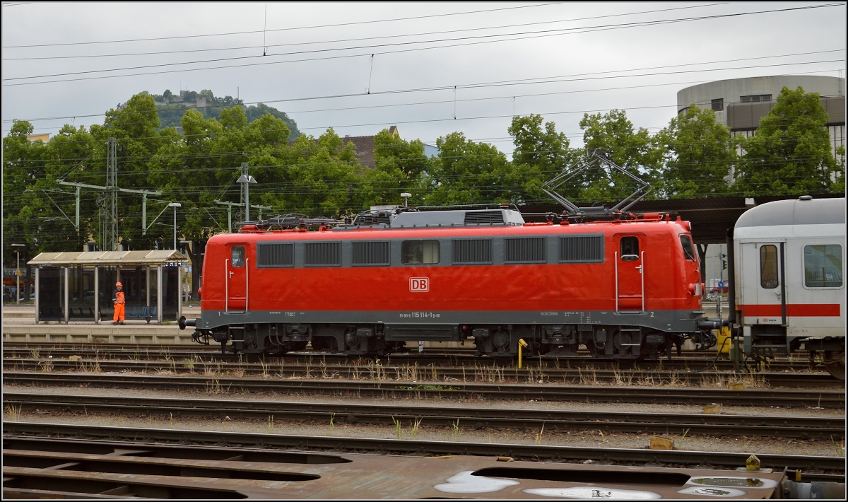 Die 56 Jahre alte 115 114-4 wartet in Singen auf den IC Zürich-Stuttgart. Mai 2014.