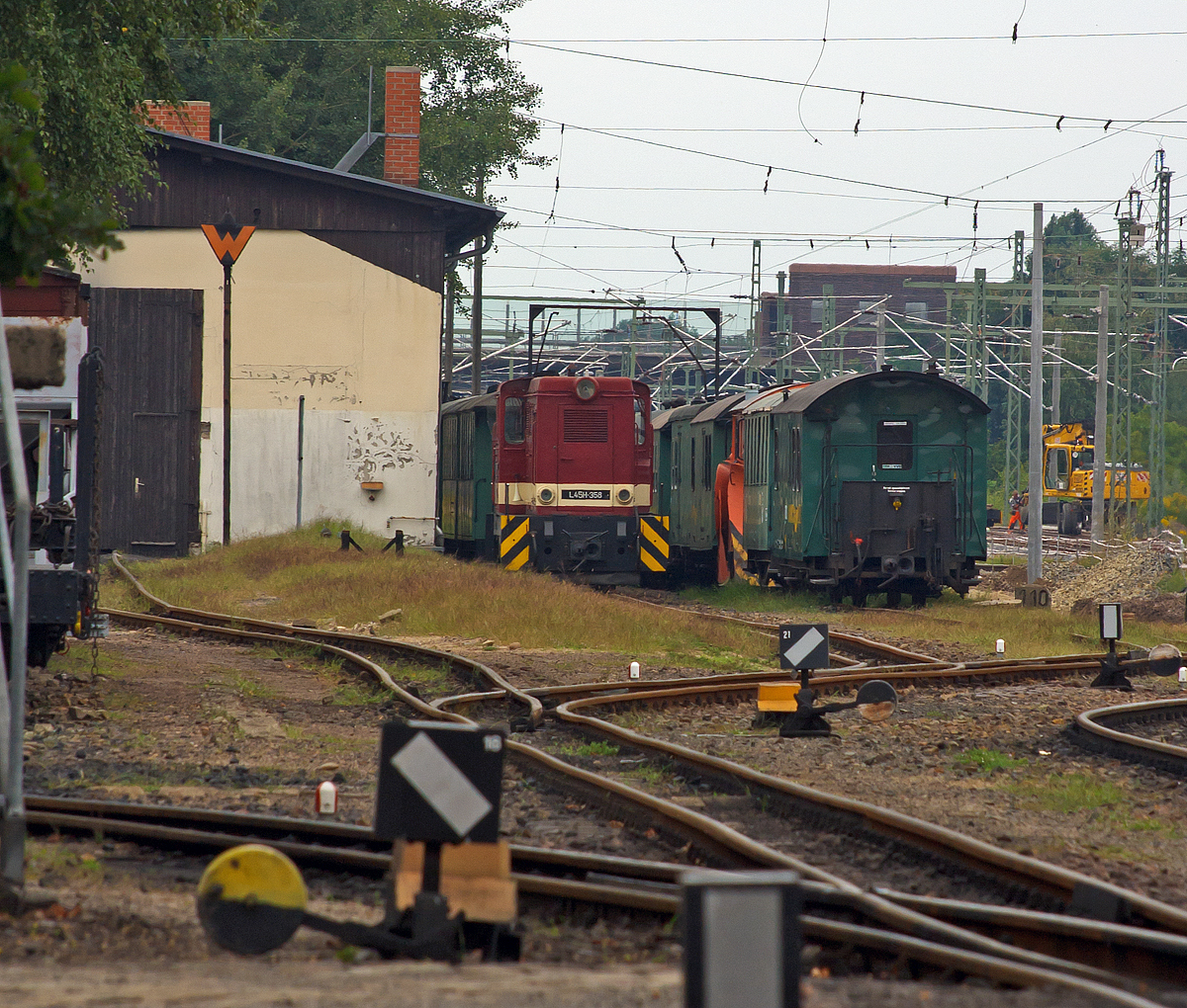 
Die 750 mm-Schmalspur-Diesellok L45H-358 der Schsische Dampfeisenbahngesellschaft mbH (SDG) hier am 27.08.2013 beim Schmalspur-Bahnhof Radebeul Ost (Lnitzgrundbahn).  

Die Diesellokomotiven der Baureihe L45H wurde 1969 von der Lokomotivfabrik FAUR - 23. August Werke in Bukarest (Rumnien), ehemals Malaxa, unter der Fabriknummer 20850 gebaut.

TECHNISCHE DATEN:
Achsformel:  B’B’
Spurweite:  750 mm
Lnge ber Kupplung:  10.250 mm
Hhe:  3.100 mm
Breite:  2.300 mm
Leergewicht:  32,0 t
Hchstgeschwindigkeit:  40 km/h
Installierte Leistung:  450 PS
Motorentyp: 6-Zylinder-Reihen-Motor Maybach MB836Bb (In Lizenz gebaut)
Leistungsbertragung:  hydraulisch